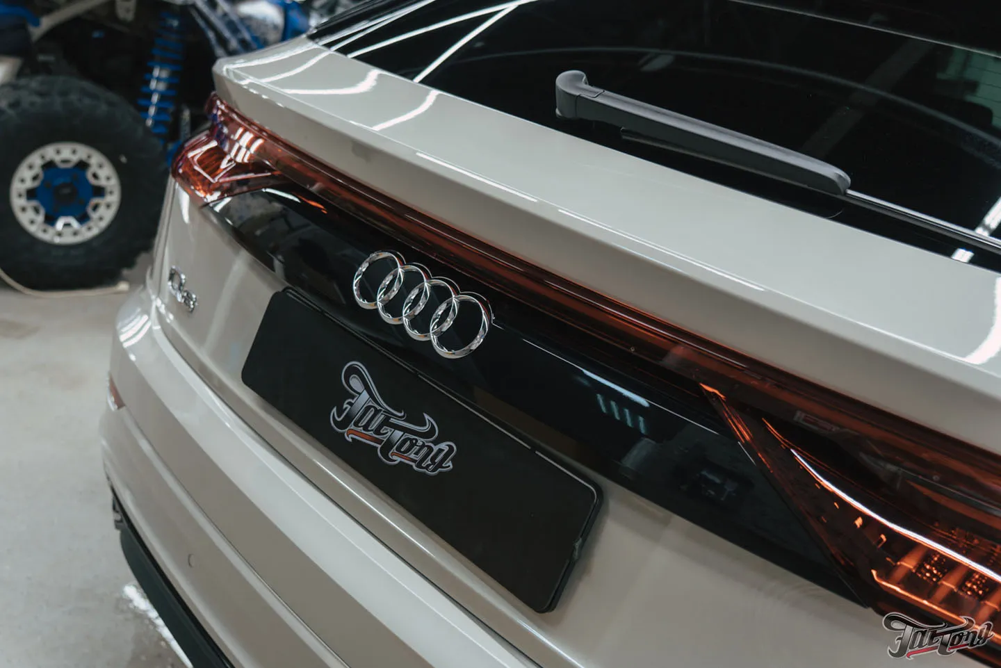 Оклейка кузова Audi Q8 глянцевым полиуретаном + защита глянца и мониторов в салоне